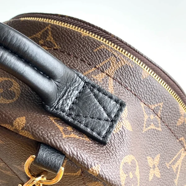 LV Model: M44873 Size 17*22*10cm