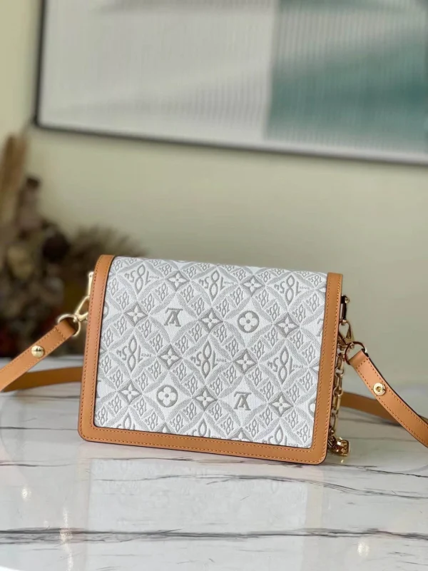Louis Vuitton Size: 25 x 17 x 10.5 cm