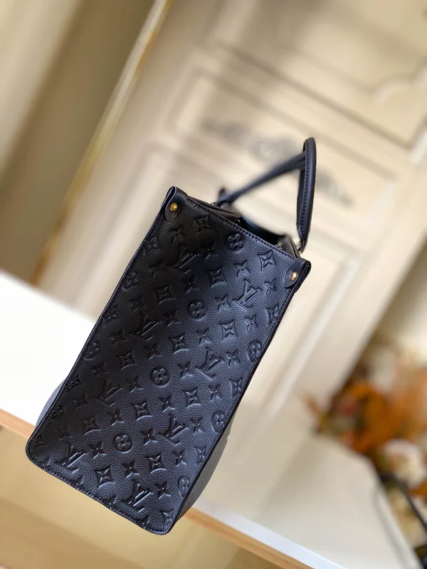 Louis Vuitton Size: 41.0 x 34.0 x 19.0 cm