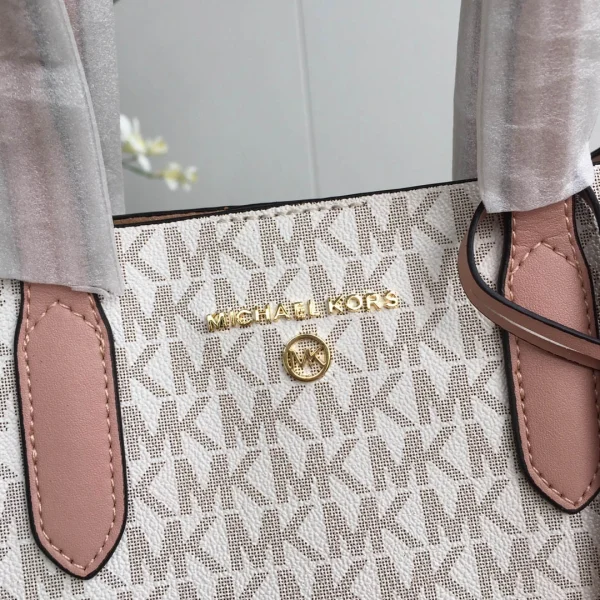 MK Sinclair Handbag Crossbody Model: 2113 Size 25m Height: 25m Width: 9*300
