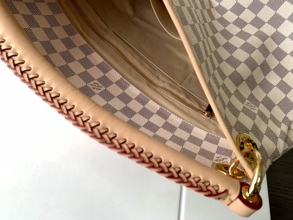 Louis Vuitton Size: 46 x 32 x 24 cm