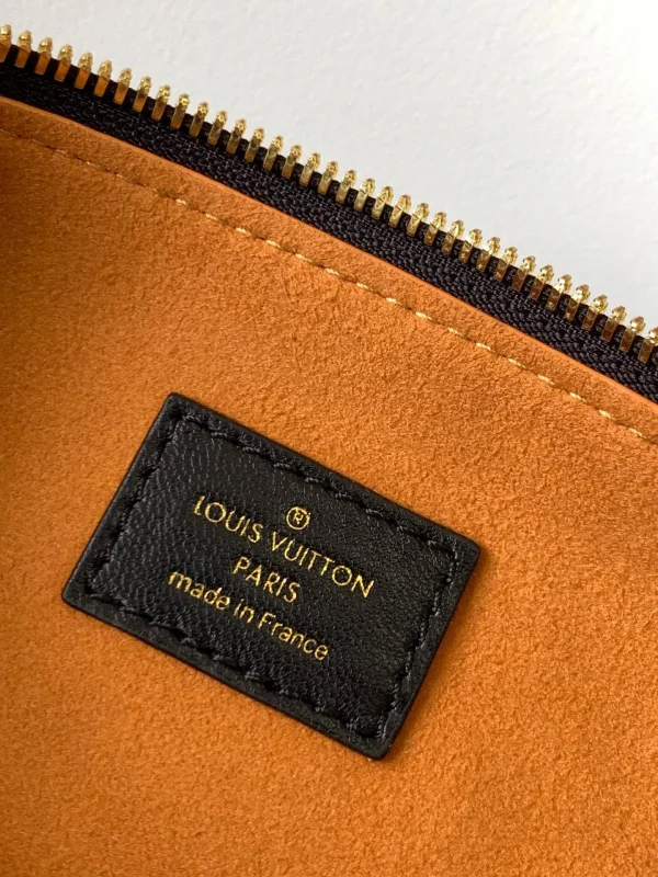 Louis Vuitton Size: 34 x 24 x 12 cm