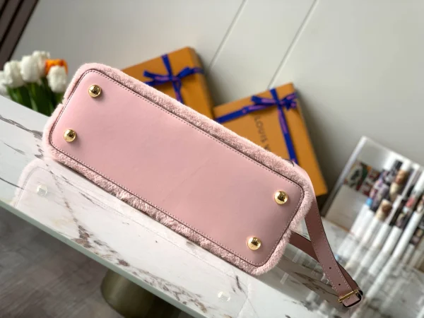 Louis Vuitton Size: 31.5 x 20 x 11 cm