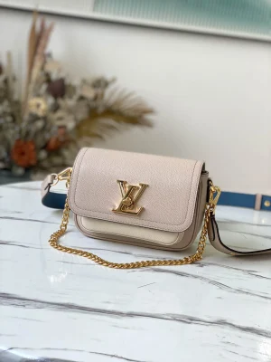 Louis Vuitton Size: 19 x 13 x 8 cm