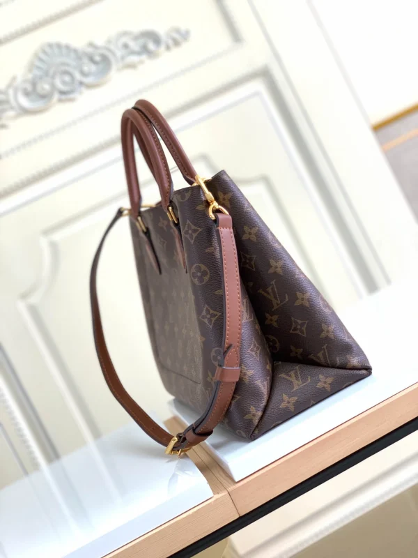 Louis Vuitton Size: 34.0 x 24.0 x 13.0 cm