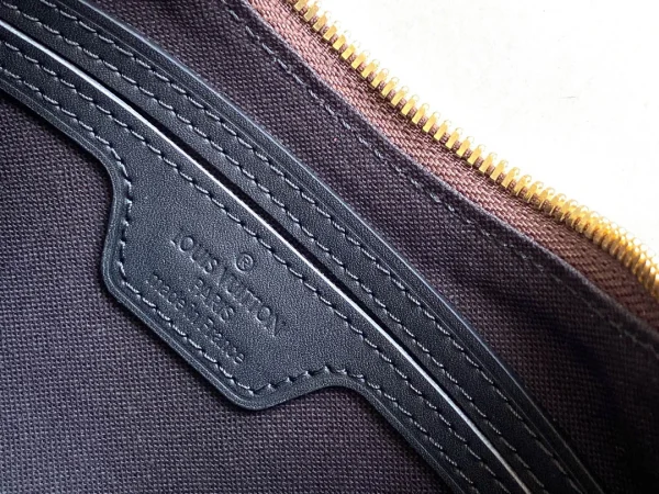 Louis Vuitton Size: 29 x 16 x 9.5 cm