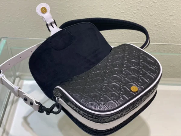 Bobby Clutch Size: 22cm