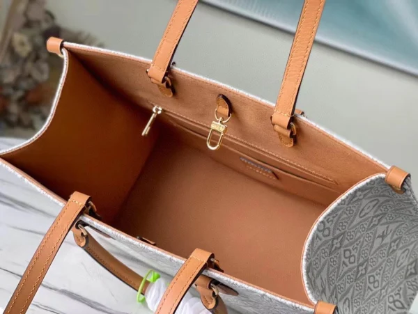 Louis Vuitton Size: 35 x 27 x 14 cm