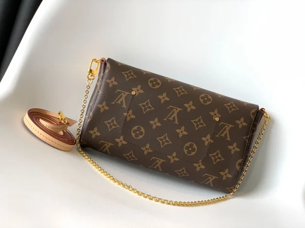 Louis Vuitton Size: 28.0 x 15.0 x 4.0 cm