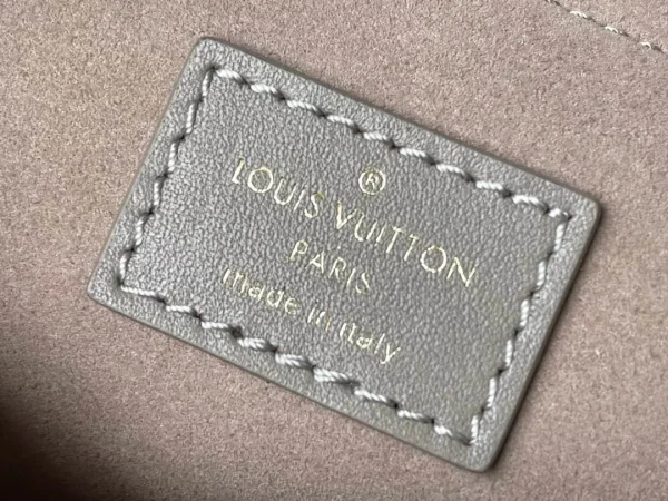 Louis Vuitton Size: 24x14x9cm