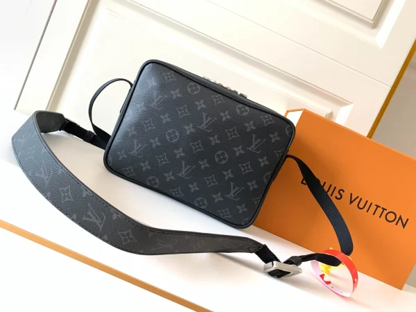 LV Model: M30233 Size:29.5x20x5cm