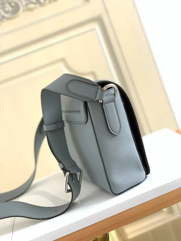 Louis Vuitton Size: 28.3 x 18.3 x 4.3 cm