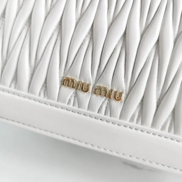 Miu Miu white Model: 5BD083 Size: 22X14X8cm