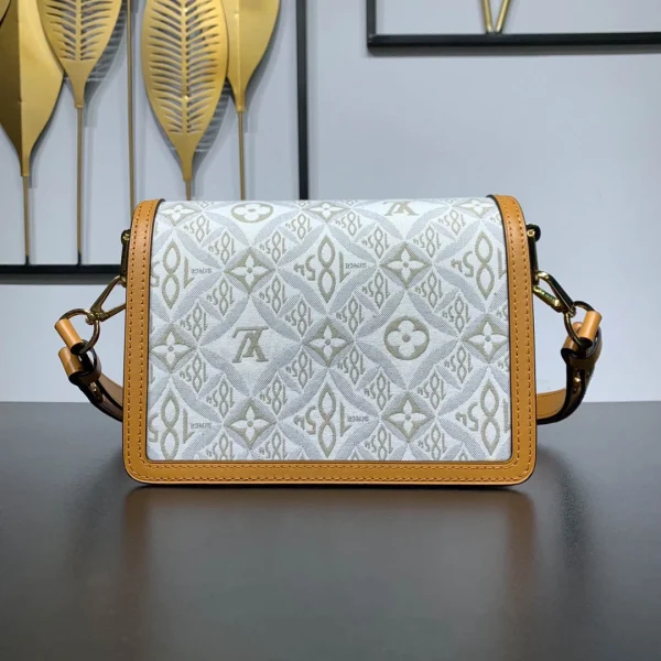Louis Vuitton Size: 20 x 15 x 9 cm
