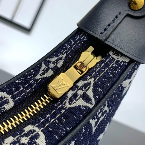 Louis Vuitton Size: 23 x 13 x 6 cm