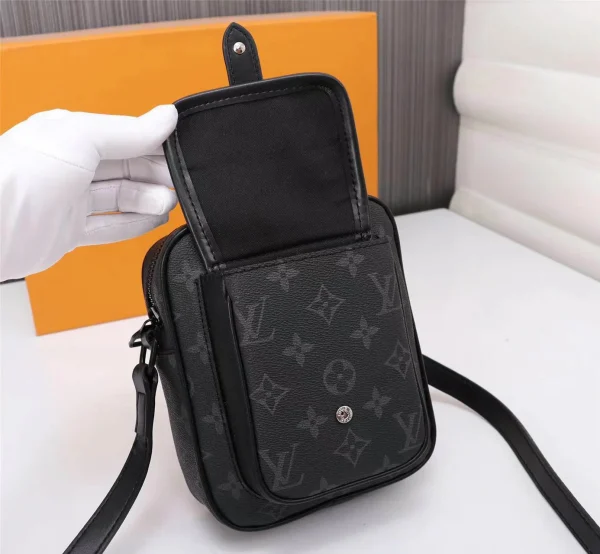 Louis Vuitton Model: 69404 Size: 15x17x8cm