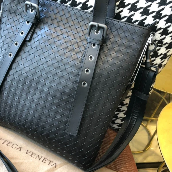 BV Briefcase Size: 30cm Black