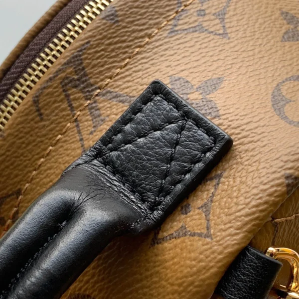 LV Model: M44872 Size:17x22x10cm