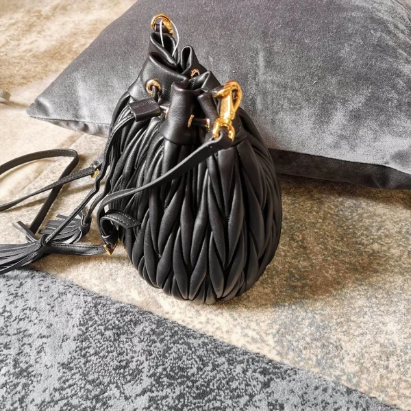 Matelasse metal chain shoulder strap with zipper pocket size: 17 2.5 9 Length: 115cm