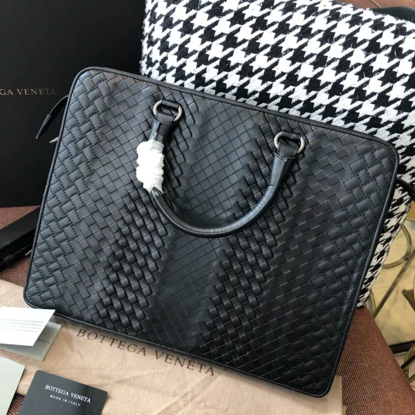 BV Briefcase Size: 39cm Black