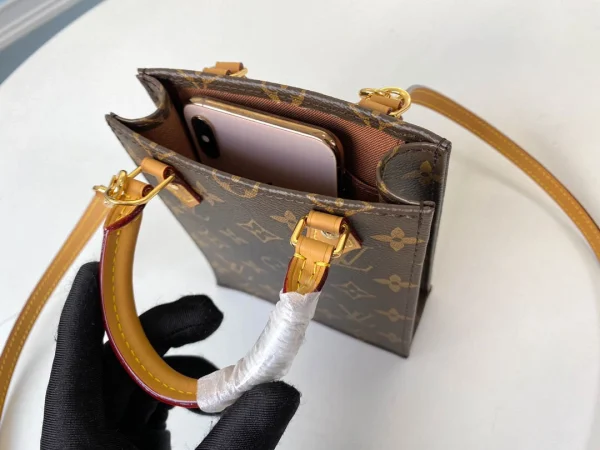 Louis Vuitton Size: 14.0 x 17.0 x 5.0 cm