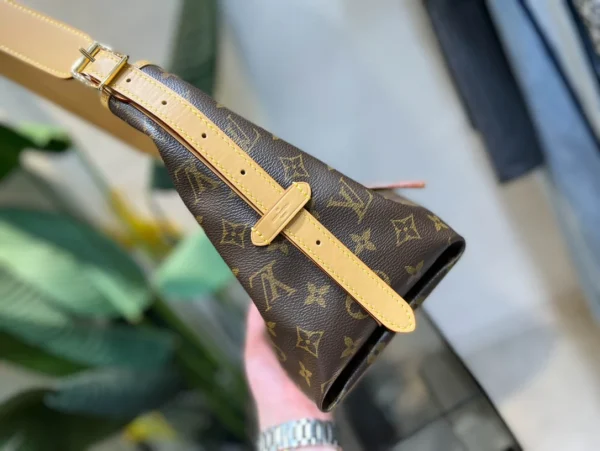 Louis Vuitton size: 29*12*24cm