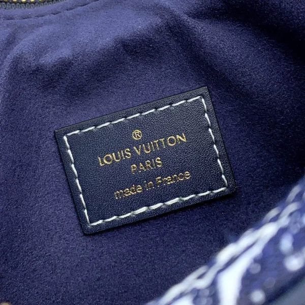 Louis Vuitton Size: 23 x 13 x 6 cm
