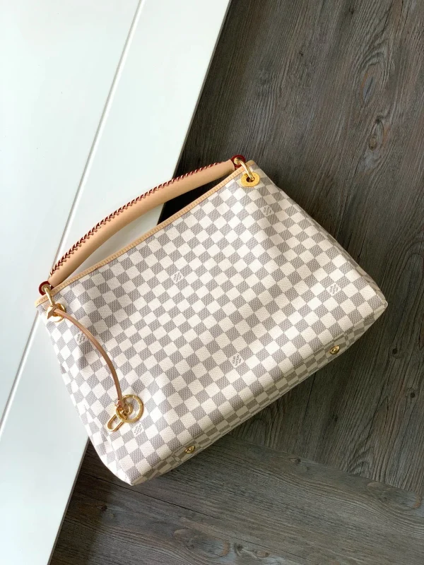 Louis Vuitton Size: 46 x 32 x 24 cm