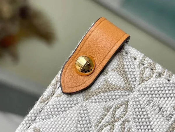 Louis Vuitton Size: 35 x 27 x 14 cm