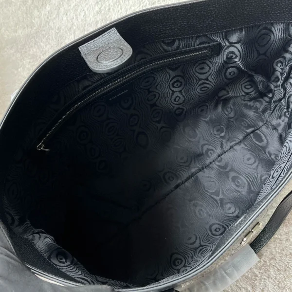 Balenciaga Model 680125 Size: 38*28*14