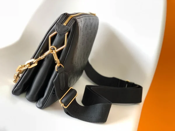 Louis Vuitton Size: 34 x 24 x 12 cm