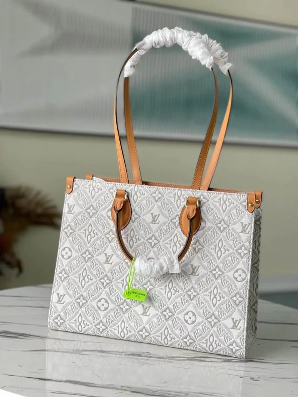 Louis Vuitton Size: 35 x 27 x 14 cm