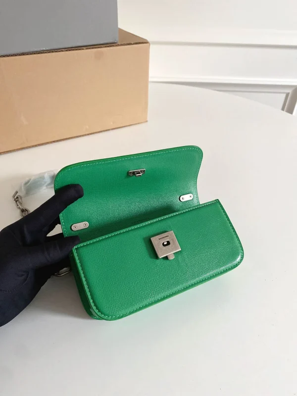 Crossbody bag Size: 19*10*7cm