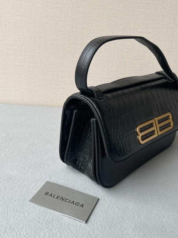 Gossip bag crossbody size: 23.5x12.4x10.4cm