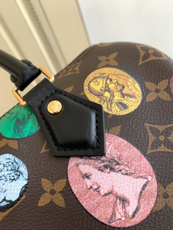 Louis Vuitton Size: 25.0 x 19.0 x 15.0 cm