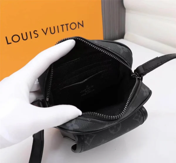 Louis Vuitton Model: 69404 Size: 15x17x8cm