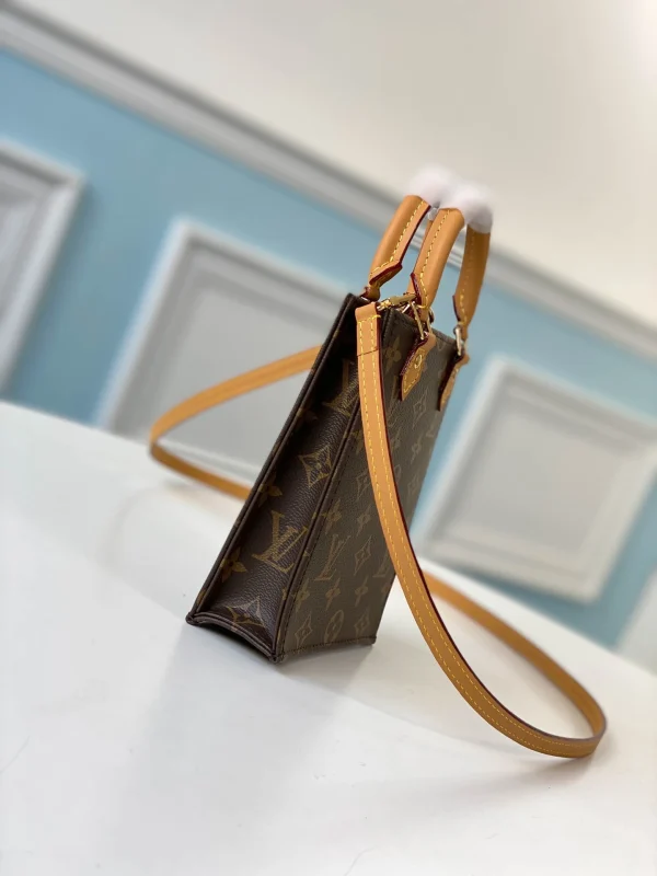 Louis Vuitton Size: 14.0 x 17.0 x 5.0 cm