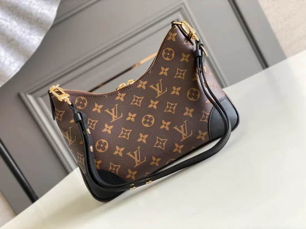 Louis Vuitton Size: 29 x 16 x 9.5 cm
