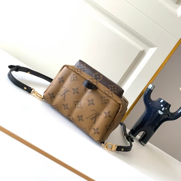 LV Model: M44872 Size:17x22x10cm