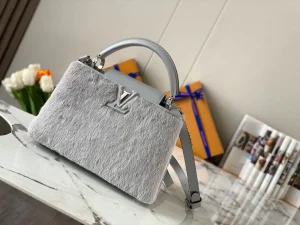 Louis Vuitton Size: 24x14x9cm