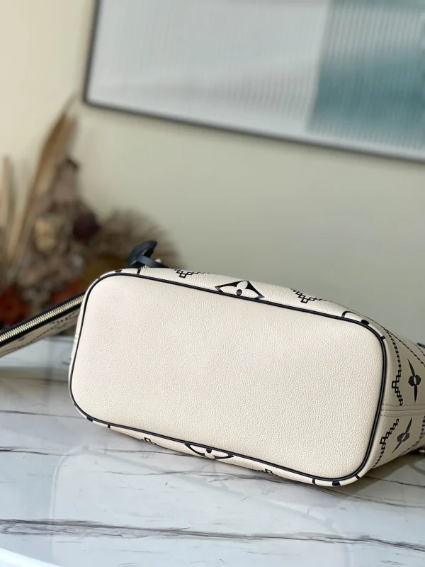 Louis Vuitton Size: 31 x 28 x 14 cm