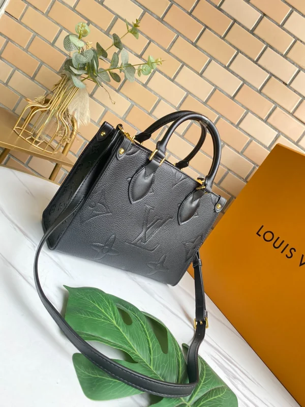 Louis Vuitton Size: 25 x 19 x 11.5 cm