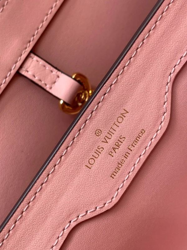 Louis Vuitton Size: 31.5 x 20 x 11 cm