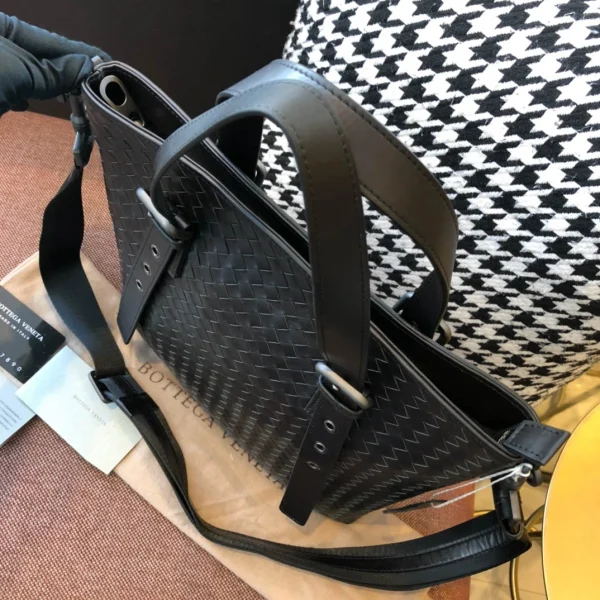 BV Briefcase Size: 30cm Black