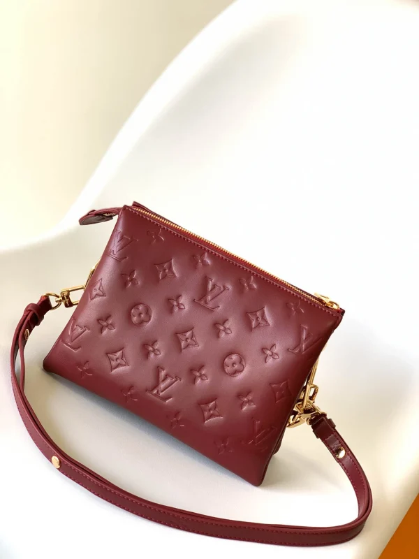 Louis Vuitton Size: 20 x 16 x 12 cm