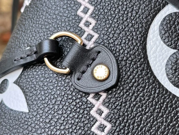 Louis Vuitton Spring Collection Size: 31 x 28 x 14 cm