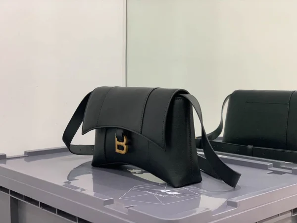 Hourglass bag Model: 671355 Size: 25.5x6x16cm