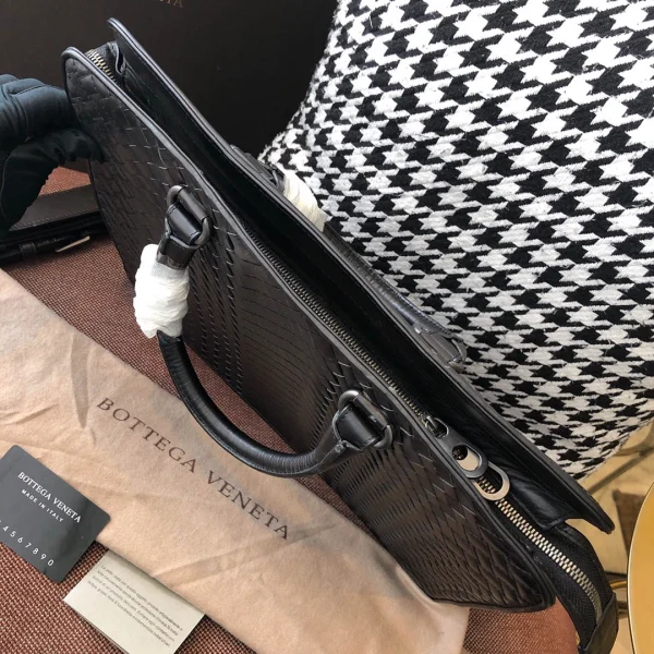 BV Briefcase Size: 39cm Black