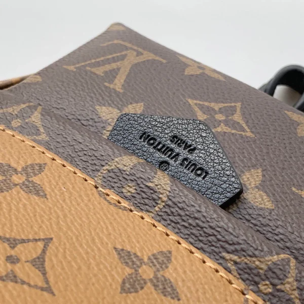 LV Model: M44872 Size:17x22x10cm