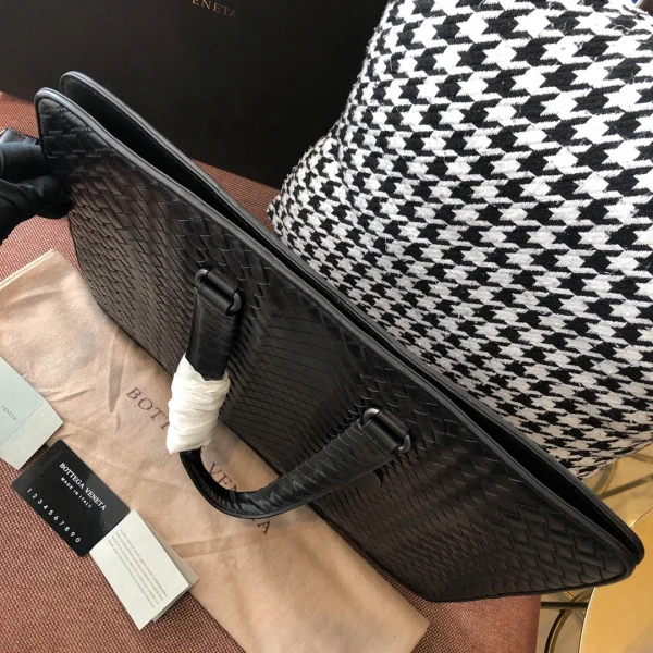 BV Briefcase Size: 43cm Black